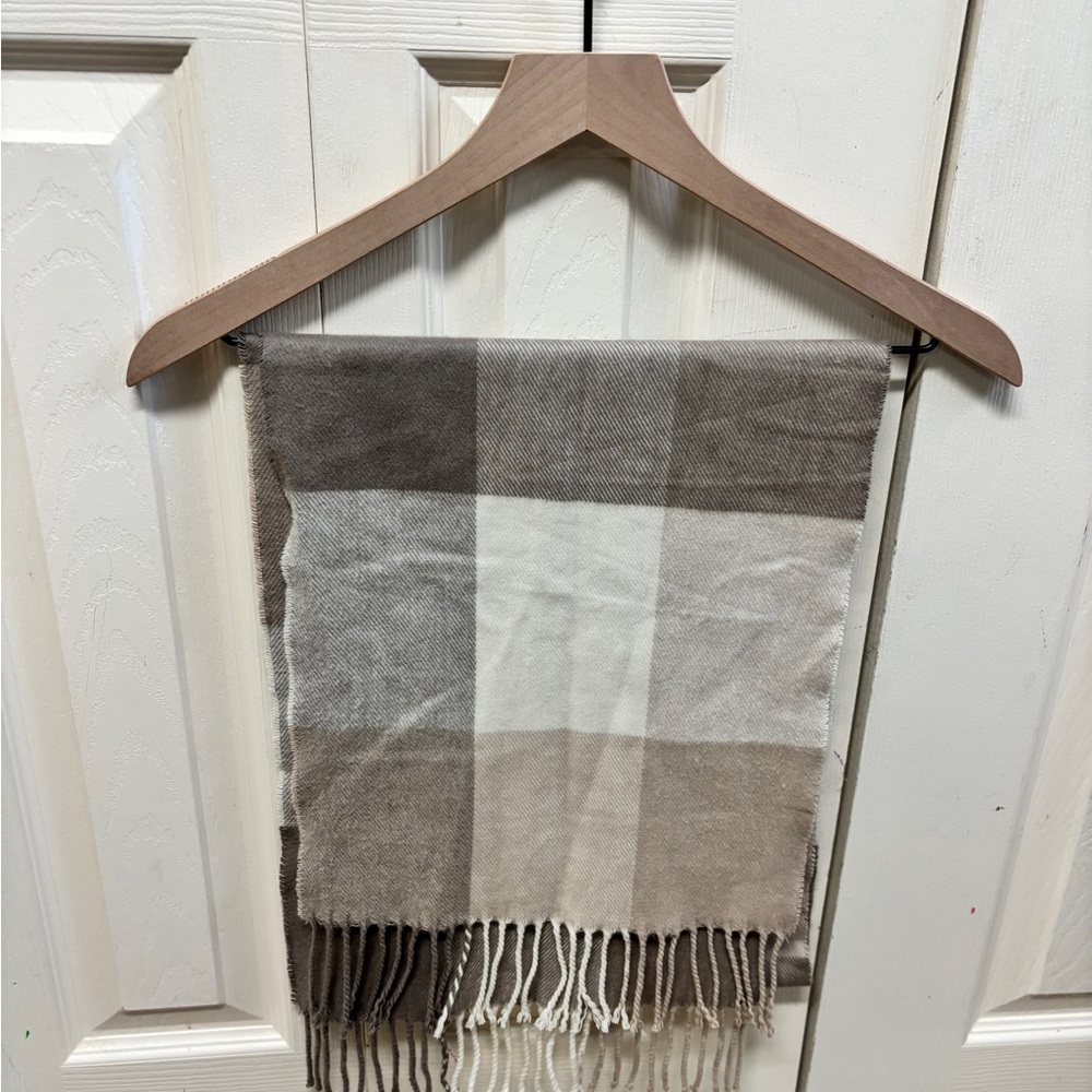 D&Y Soft Acrylic Scarf in Gray and Cream